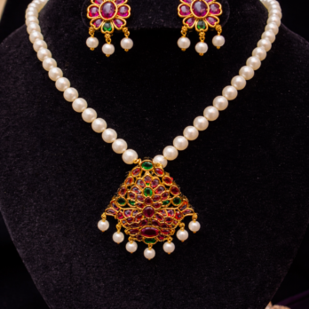 Tradational Pearl Necklace Set